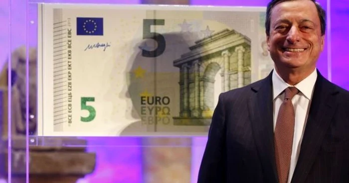 Preşedintele BCE, Mario Draghi şi noua bancnotă de cinci euro FOTO Reuters