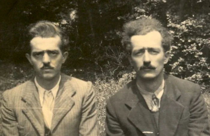 Alexandru Macavei (dreapta), împreună cu unul dintre fraţii săi, Traian