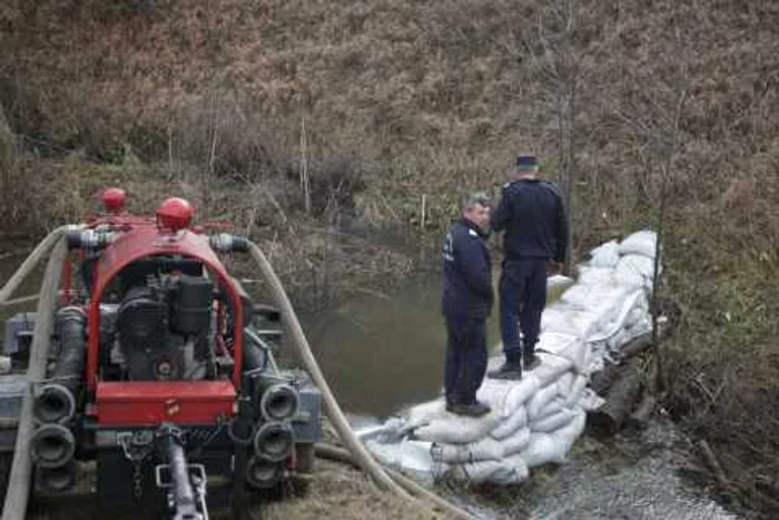 Un dig a fost ridicat pentru a opri apa