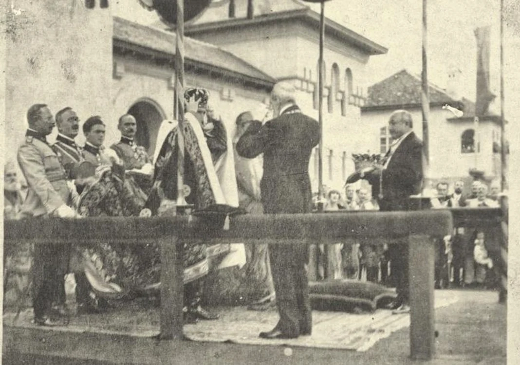 Momentul Încoronării Regelui Ferdinand FOTO Muzeul Unirii
