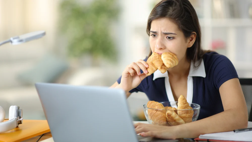 Foame reală versus foame emoțională: Cum să le deosebești și să eviți mâncatul compulsiv