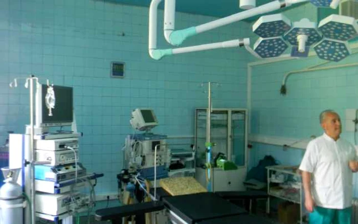 Una din lămpile cu termoizolatie şi masa de operatie noua FOTO CRISTIAN FRANŢ