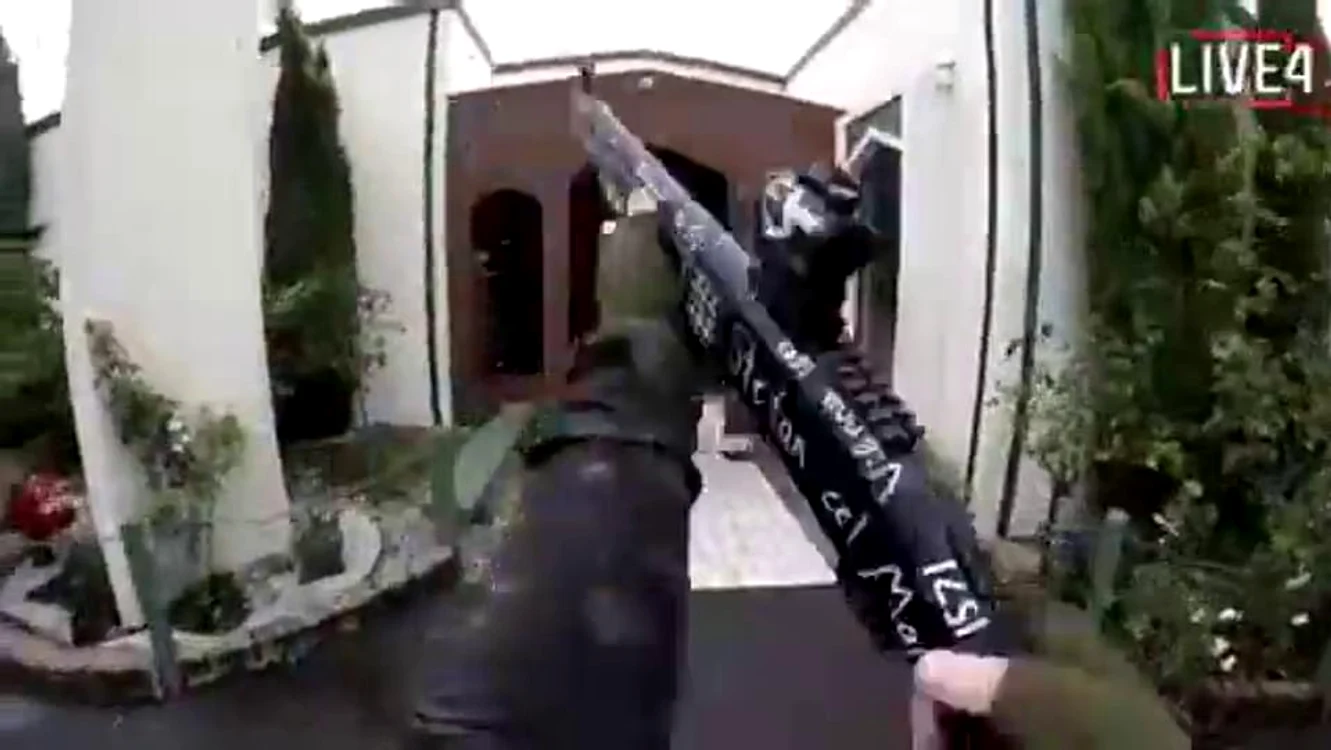 Asasinul a filmat măcelul cu o cameră video atașată de corpul lui
