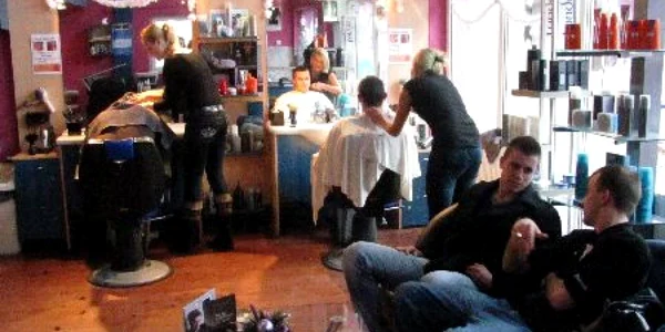Bărbaţii au umplut până la refuz saloanele de înfrumuseţare