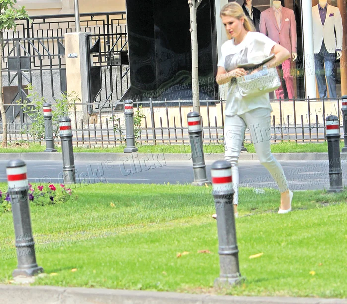 Vădit întristată, Cristina e grăbită să treacă strada (fotografii: Sorin Puiu)