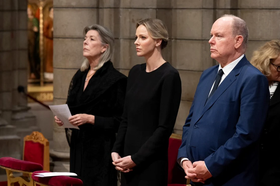 Charlene, Albert de Monaco și Prințesa de Hanovra la slujba comemorativă pentru Papa 1 jpg