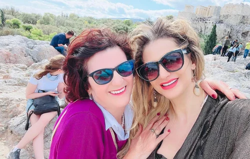 Julia Chelaru și mama ei în Grecia