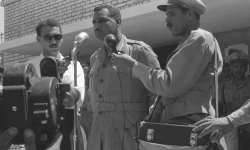 Discursul lui Gamal Abdel Nasser la redeschiderea Canalului Suez, după naționalizare (© Zdravko Pečar / Museum of African Art (Belgrade) / Wikimedia Commons)