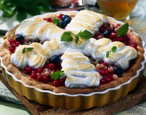 tarta cu fructe de padure si bezea jpeg