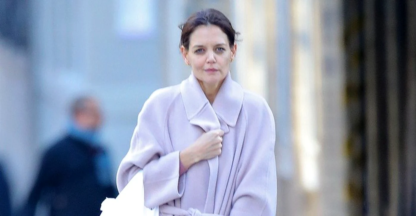 Katie Holmes a fost surprinsă de paparazzi ep stradă în New YorkFoto: Profimedia