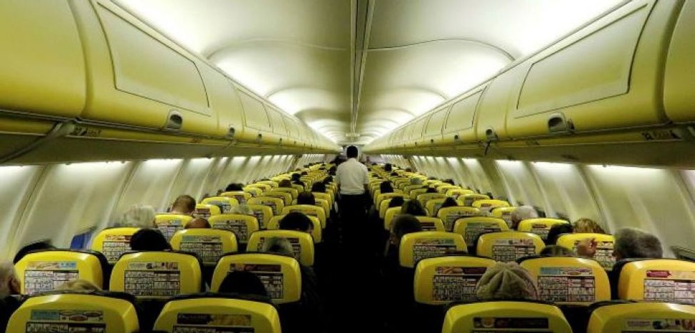 Cele mai mizerabile locuri din avion și cum ne protejăm de microbi când călătorim