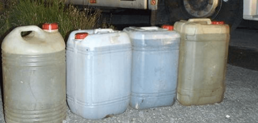 Șofer de autocamion, prins pe când fura combustibil din vehicul. Iubita îl ajuta