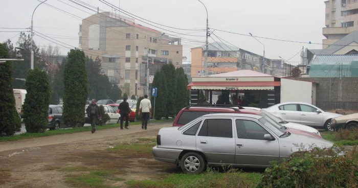 Din cauza parcărilor puţine, şoferii bârlădeni îşi lasă maşinile pe unde pot