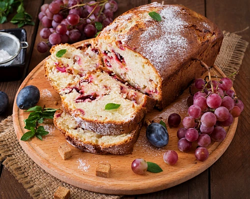 Chec cu struguri si prune Sursa foto shutterstock 317598383 jpg