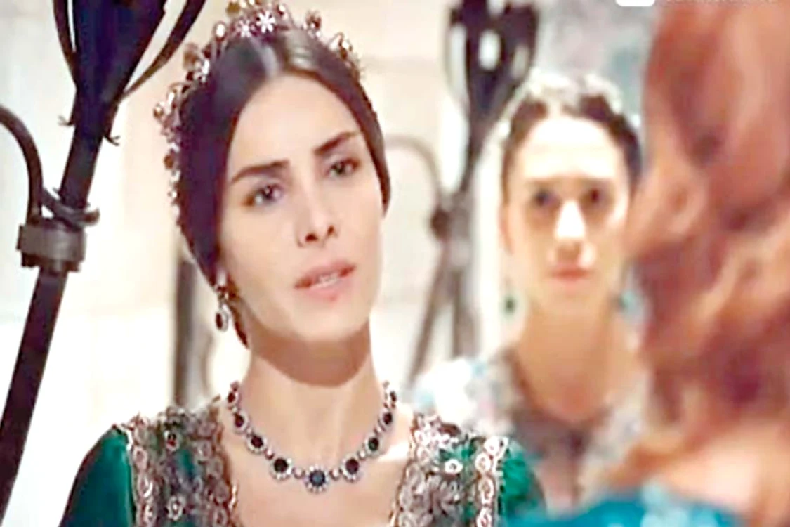 Halit Ergenç îl  interpreteazHalit Ergenç îl  interpretează în serial  pe Sultanul Suleyman,  iar soţia lui, Hurrem,  este interpretată  de Meryem Uzerli ă în serial  pe Sultanul Suleyman,  iar soţia lui, Hurrem,  este interpretată  de Meryem Uzerli