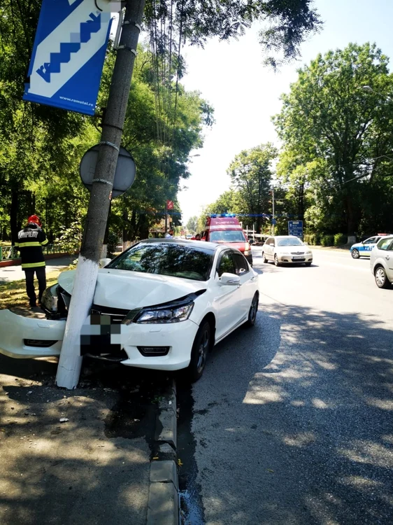 Şoferiţa a fost rănită în urma impactului cu un stâlp FOTO ISU Neamţ