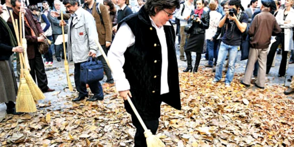 Alina Mungiu Pippidi a dat cu mătura pentru a arăta că „Nu poţi face curăţenie fără să te murdăreşti“  