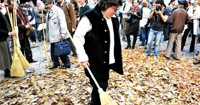 Alina Mungiu Pippidi a dat cu mătura pentru a arăta că „Nu poţi face curăţenie fără să te murdăreşti“