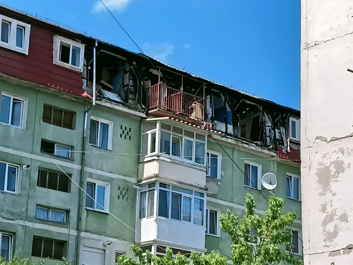 Mansarda blocului care a ars în aprilie 2022, în Râmnicu Vâlcea, după o lună şi jumătate de la incident; Foto Daciana Stoica - Adevărul