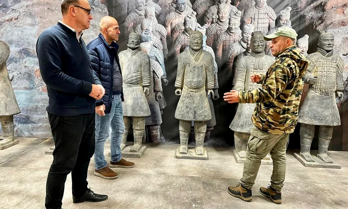 Expoziția „Soldații de teracotă - Armata nemuritoare a primului împărat chinez”, la Arad (foto:  Complexul Muzeal Arad)