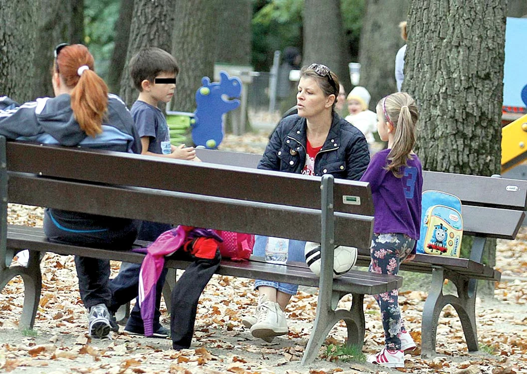 Solista este mai mereu în parc, alături de copiii ei