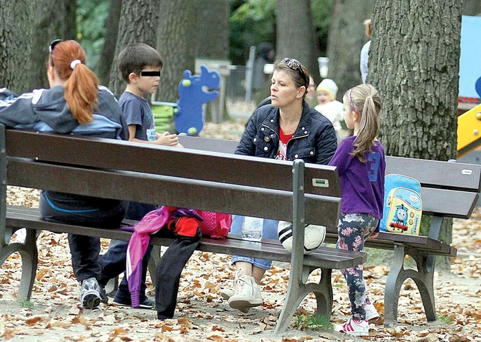 Solista este mai mereu în parc, alături de copiii ei