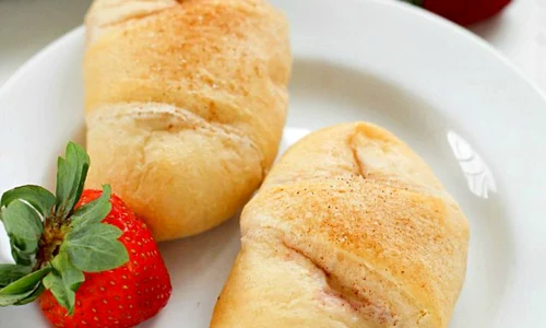 rulouri cu crema de branza si capsuni jpeg