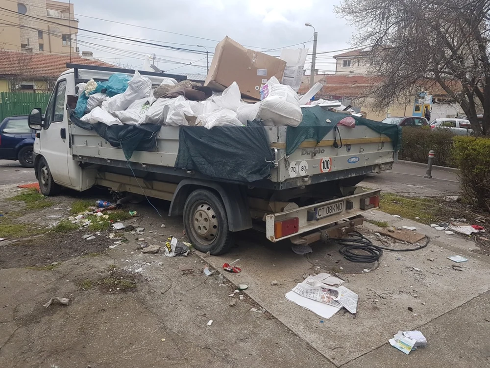 Maşina plina de gunoaie in Constanta foto Calin Gavrilas