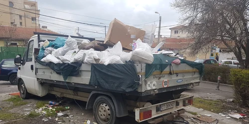 Maşina plina de gunoaie in Constanta foto Calin Gavrilas