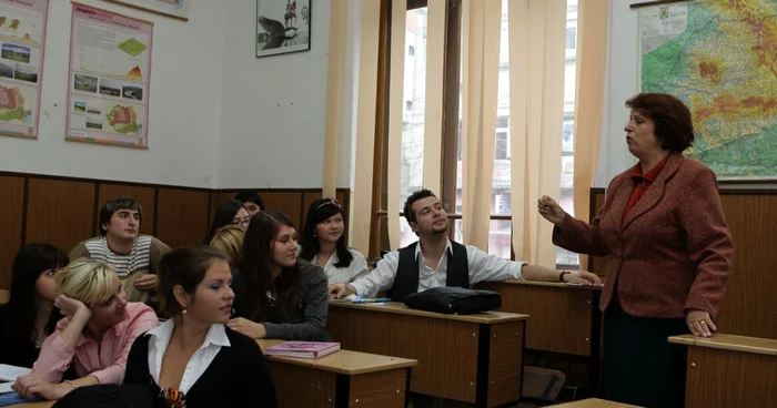 Elevii de la Colegiul Mircea cel Bătrân din Constanţa, din nou în bănci FOTO Adevărul Constanţa