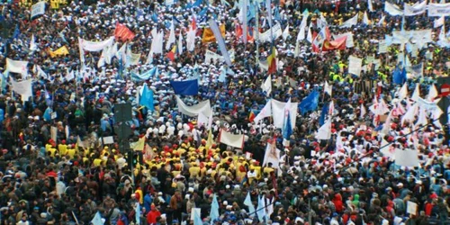 La jumătate de oră de la începere mitingului în Piaţa Victoriei, se adunaseră 20.000 de sindicalişti în fata Guvernului
