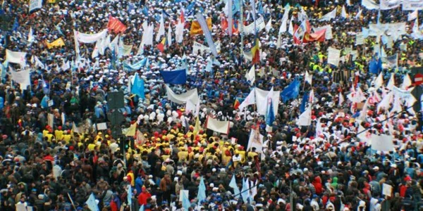 La jumătate de oră de la începere mitingului în Piaţa Victoriei, se adunaseră 20.000 de sindicalişti în fata Guvernului