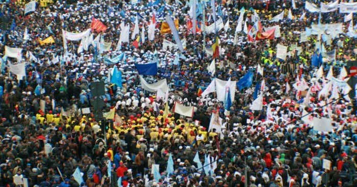 La jumătate de oră de la începere mitingului în Piaţa Victoriei, se adunaseră 20.000 de sindicalişti în fata Guvernului