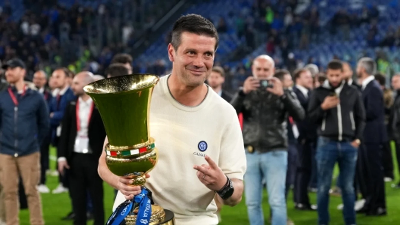 Chivu, cu trofeul în brațe FOTO gazzetta.it