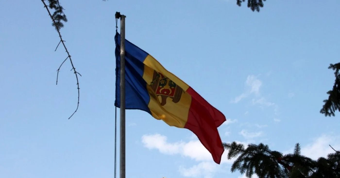 Tricolorul de la Primăria Cuhneşti a fost arborat gresit