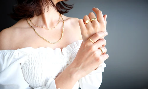 femeie inele de aur mana bijuterii shutterstock 1966151602 jpg