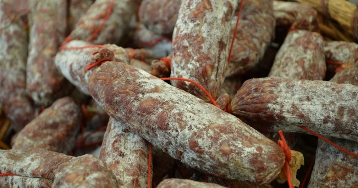 Carnaţii de Mangaliţa sunt făcuţi din carnea renumitului porc cu lână. FOTO Târgul cu Bunătăţi