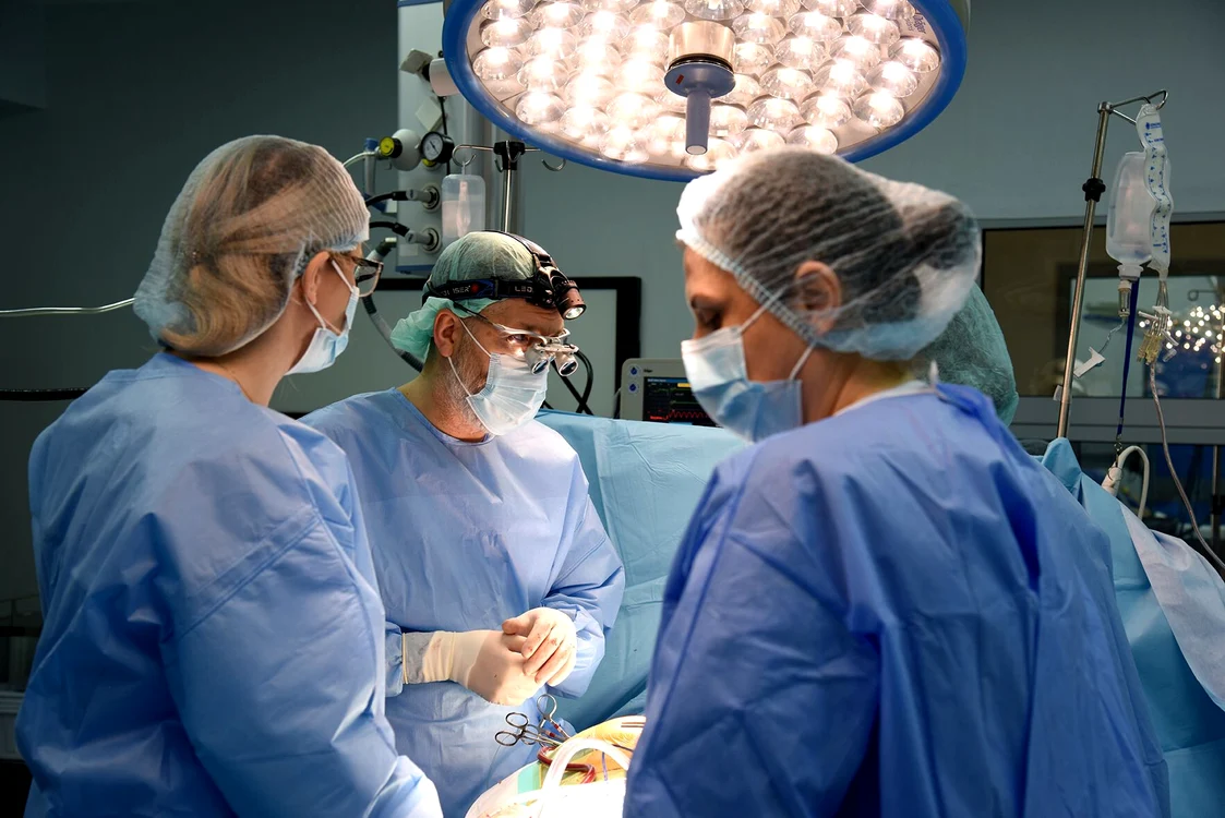 Medici în sala de operatie SURSĂ Arhiva Adevarul