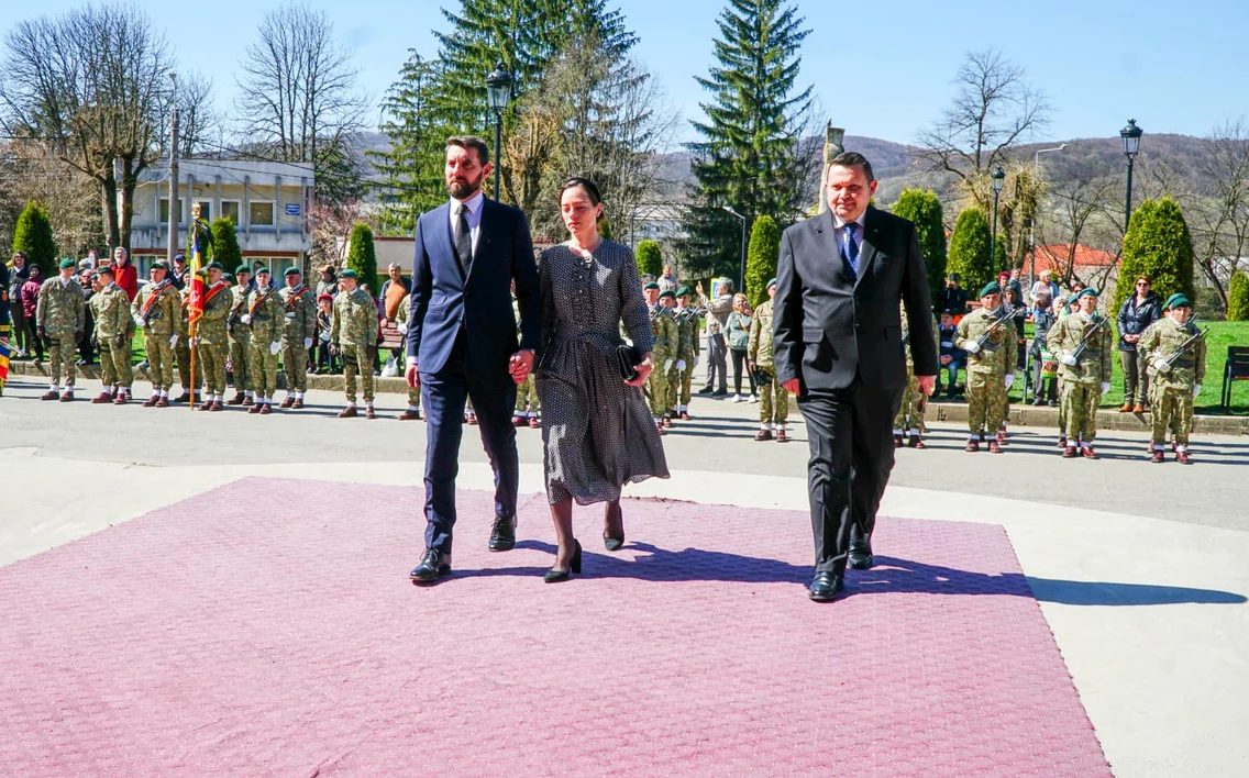 Nicolae al României și soția sa, Alina-Maria de Roumanie, la slujba de reînhumare a Principelui Nicolae al României de la Curtea de Argeș. FOTO: Instagram