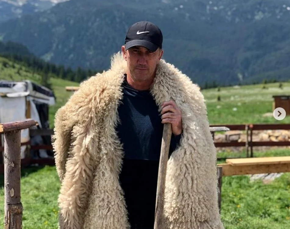 Darren Cahill s-a fotografiat cu un cojoc ciobănesc din lână de la Stâna Ştefanu Foto: Instagram
