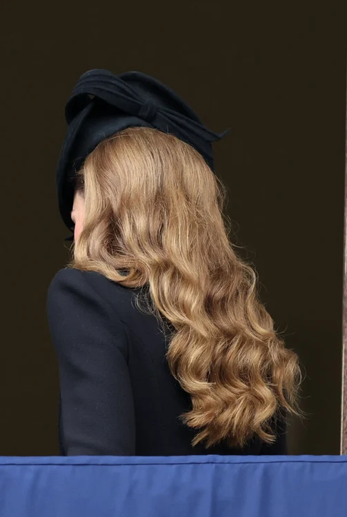 Kate Middleton cu mac în piept, Profimedia (2) jpg