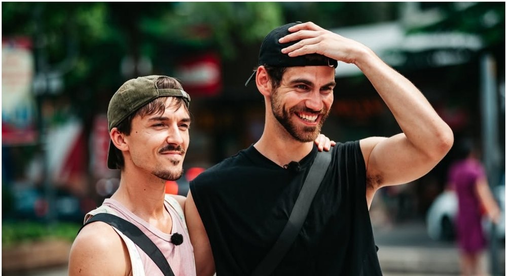 Emil Rengle și Alejandro Fernandez discutând deschis despre gelozie, relație publică și comunicare cuplu în viața personală și planurile de nuntă. | sursa foto: Click