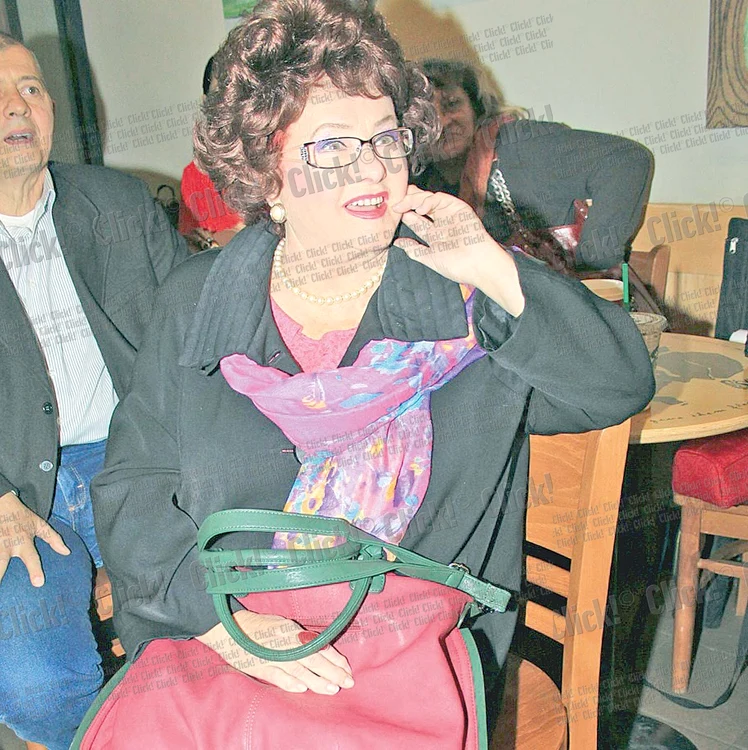 
    Stela arată şi  la 77 de ani ca  scoasă din cutie  