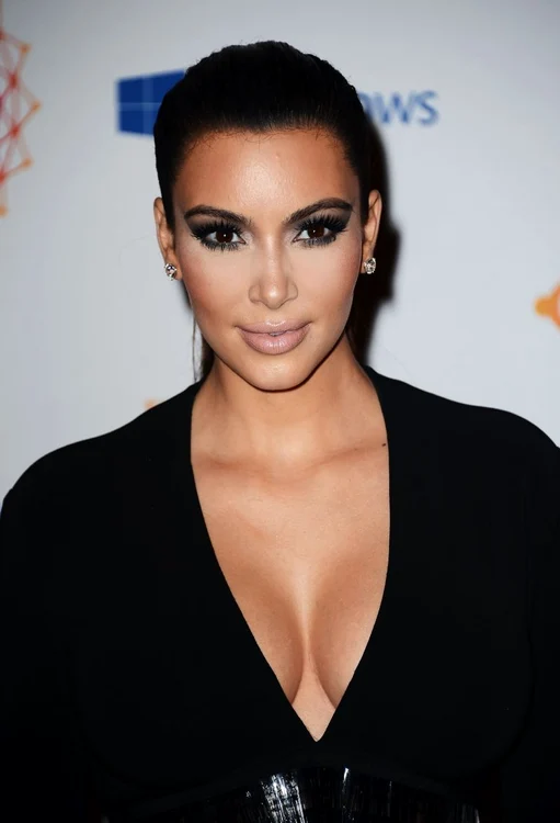 
    Kim Kardashian pe Covorul Roșu  