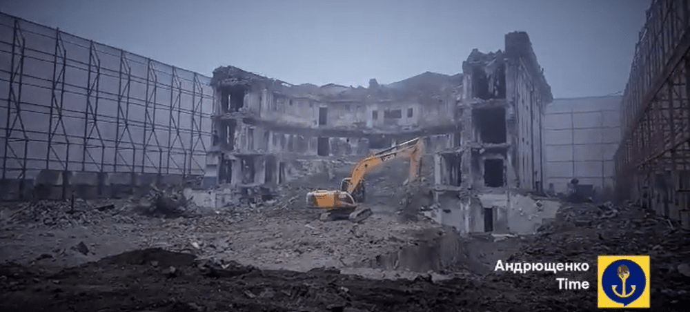 Rușii au finalizat demolarea teatrului din Mariupol. Sute de civili au murit când invadatorii l-au bombardat VIDEO