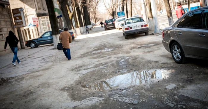 Trotuarele de pe Bulevardul Ştefan cel Mare au rămas deteriorate în urma unor lucrări de reabilitare a reţelelor de apă. FOTO Alexandru Tarlev