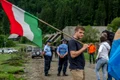 Etnicii maghiari au venit în număr mare pentru a nu permite românilor să intre în cimitirul din Valea Uzului jpeg