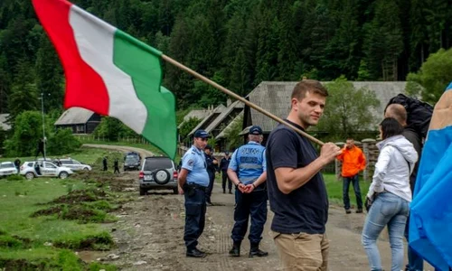 Etnicii maghiari au venit în număr mare pentru a nu permite românilor să intre în cimitirul din Valea Uzului jpeg