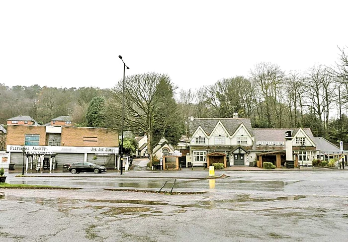 Între baruri sunt doar 5 metri distanţă, dar  doar unul are voie să primească muşterii