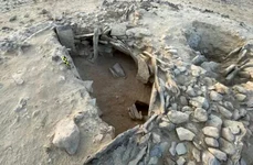 Arheologii din Cehia au descoperit rămășițele a zeci de persoane îngropate în urmă cu 7.000 de ani într-un mormânt din piatră aflat în Peninsula Arabică, pe teritoriul statului Oman (© Roman Garba / Alžběta Danielisová, Institute of Archaeology of th